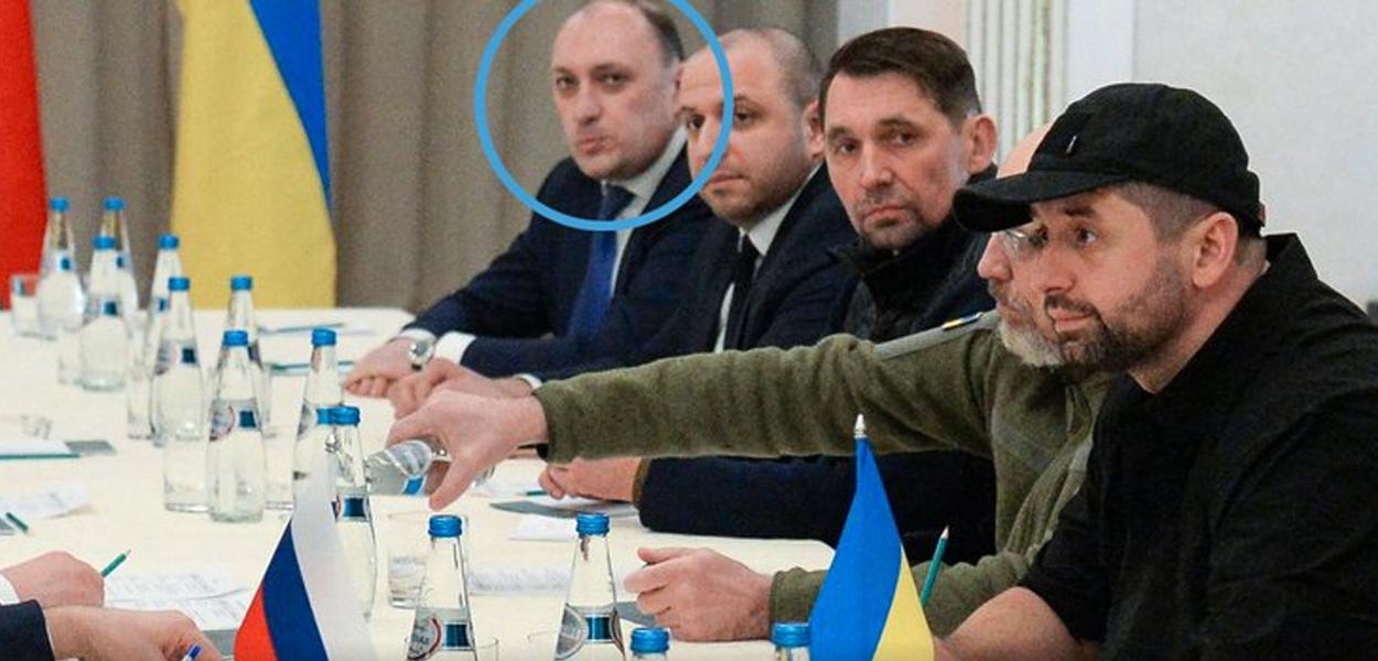 Denis Kireev com o rosto no círculo azul