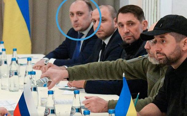 Denis Kireev com o rosto no círculo azul