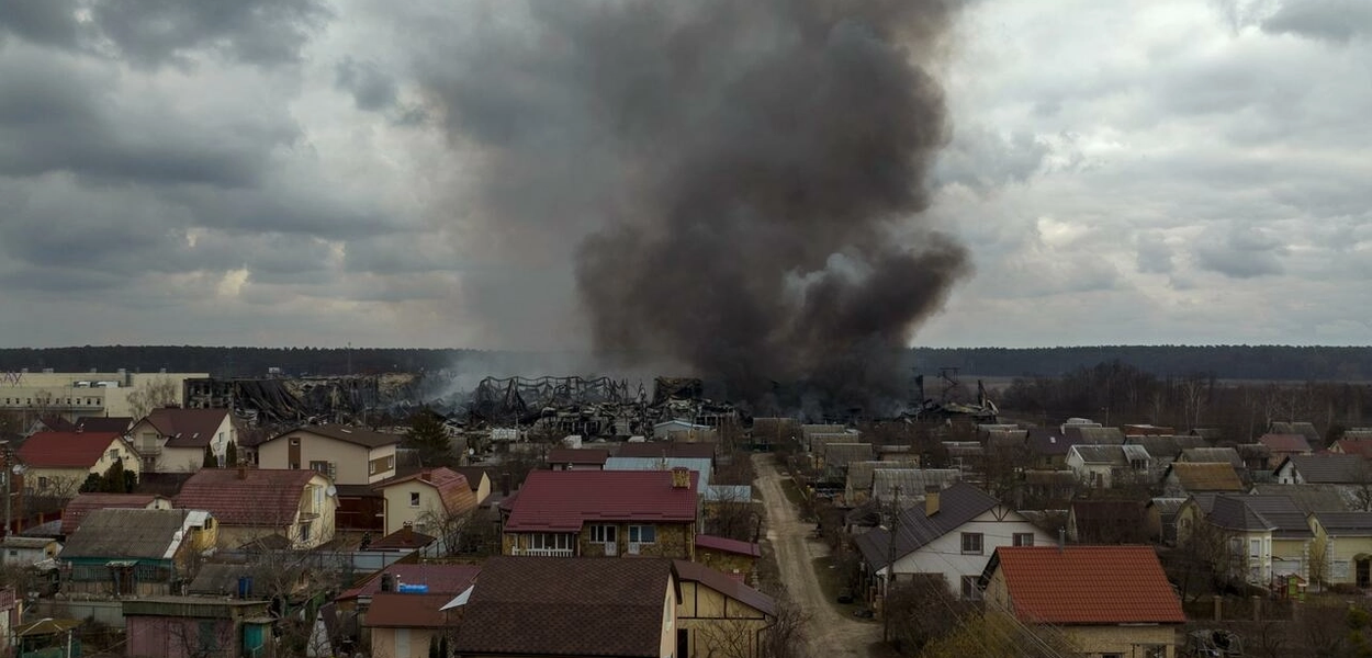 Fábrica e loja de Irpin, na periferia de Kiev, pegam fogo depois de terem sido bombardeados neste domingo, 6 de março de 2022