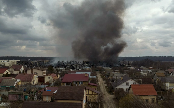 Fábrica e loja de Irpin, na periferia de Kiev, pegam fogo depois de terem sido bombardeados neste domingo, 6 de março de 2022