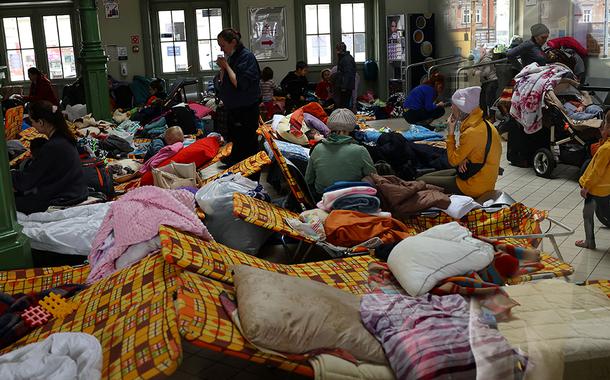 Refugiados na cidade polonesa de Przemysl, na fronteira com a Ucrânia