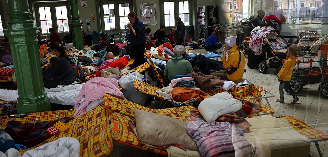 Refugiados na cidade polonesa de Przemysl, na fronteira com a Ucrânia