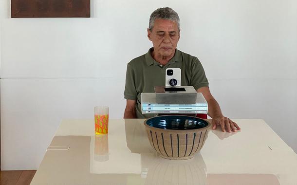 Chico Buarque no momento em que falava ao Congresso sobre o PL 6299/2002, em casa