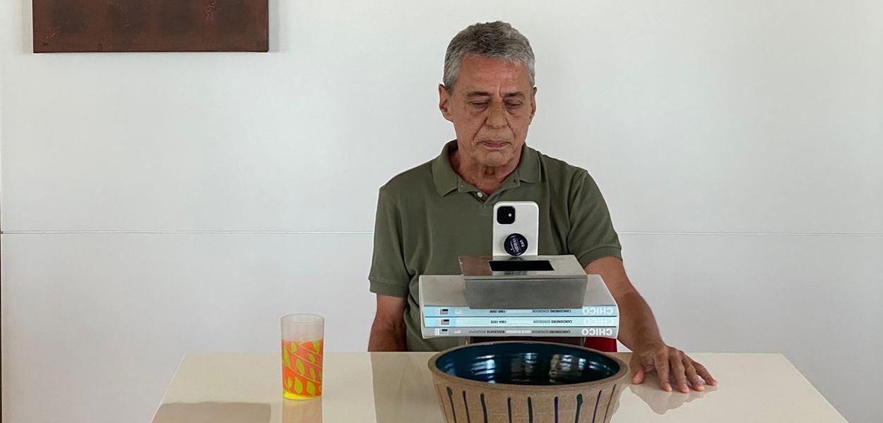 Chico Buarque no momento em que falava ao Congresso sobre o PL 6299/2002, em casa