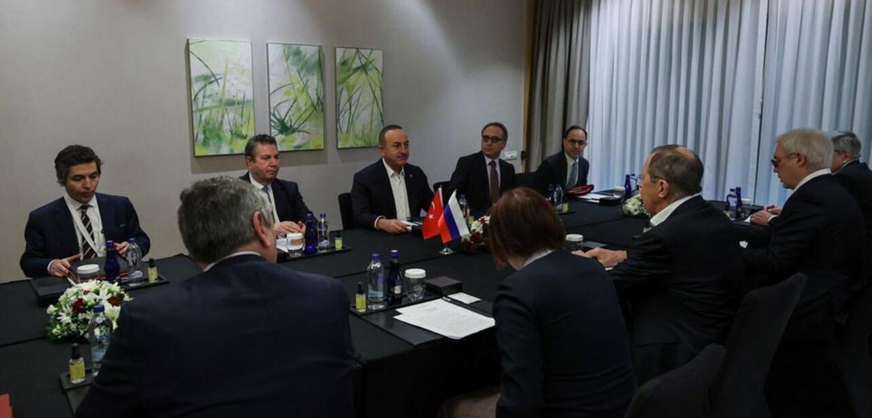Chanceleres da Rússia e Turquia se reúnem em Antália