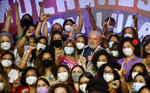 Ex-presidente Luiz Inácio Lula da Silva posa para foto durante encontro com mulheres, em São Paulo