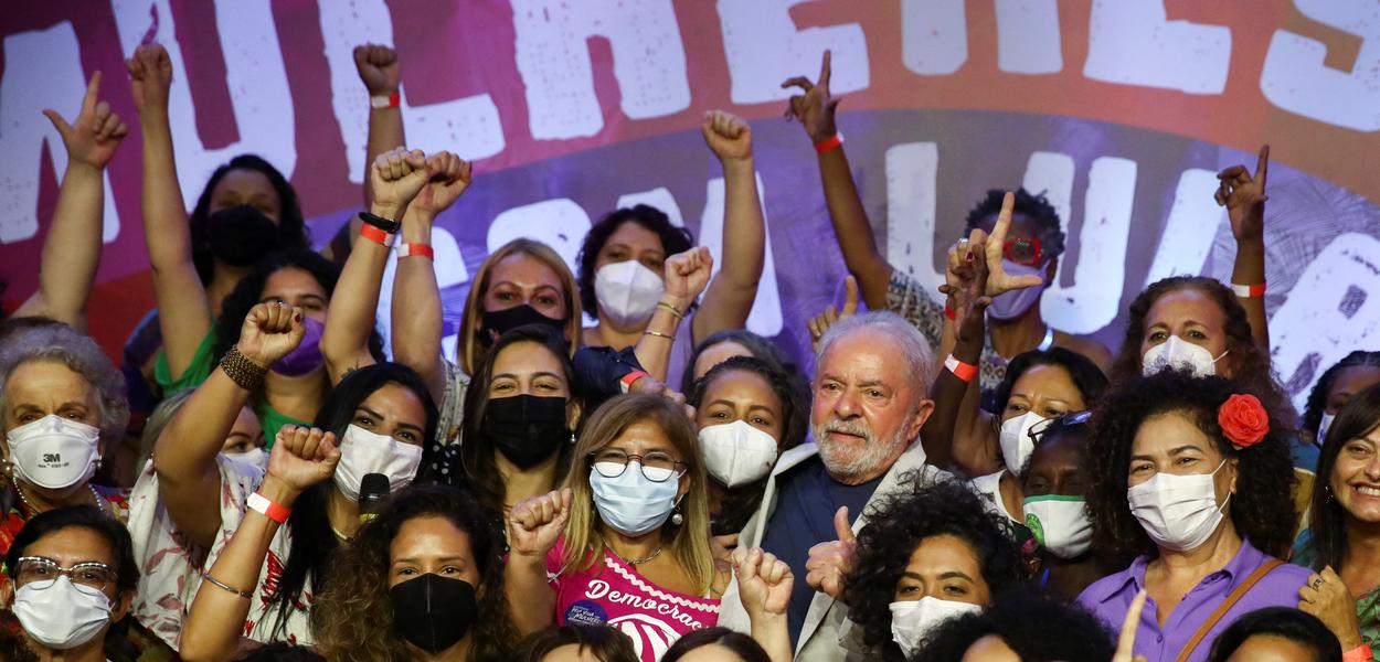 Ex-presidente Luiz Inácio Lula da Silva posa para foto durante encontro com mulheres, em São Paulo