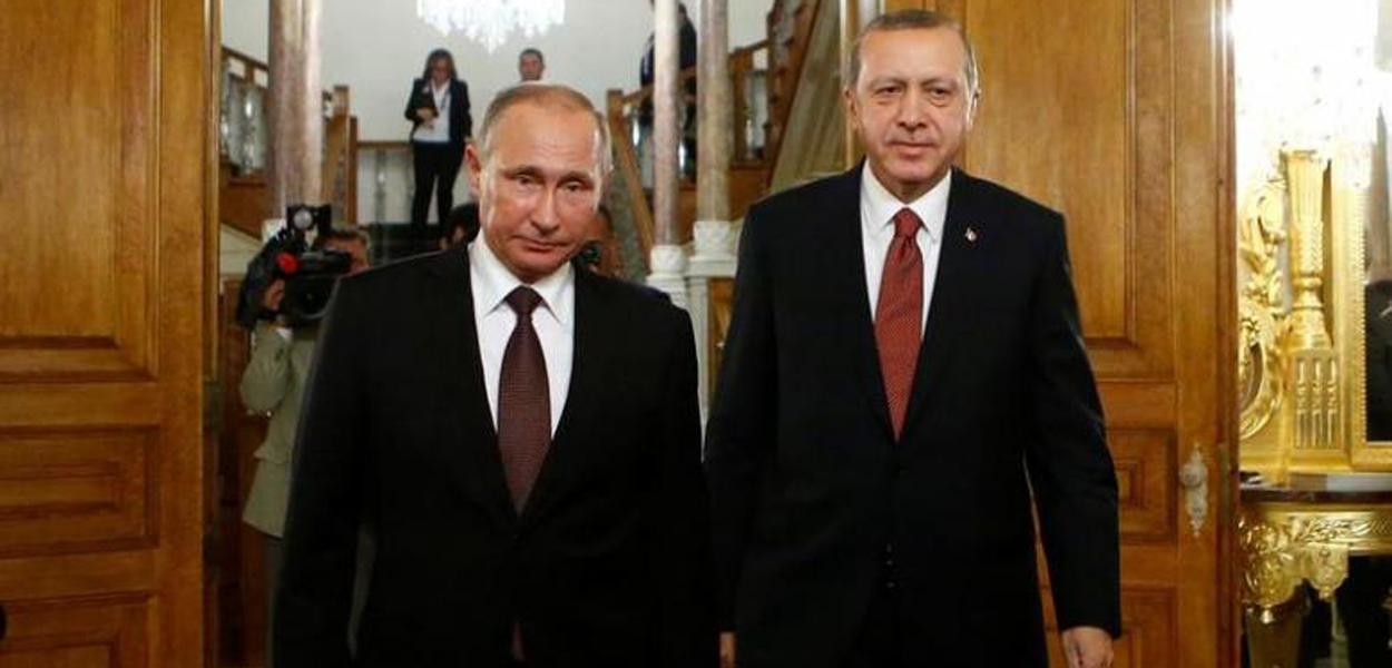 Russian President Vladimir Putin and his Turkish counterpart Tayyip Erdogan arrive for a joint news conference following their meeting in Istanbul, Turkey, October 10, 2016. REUTERS/Osman Orsal