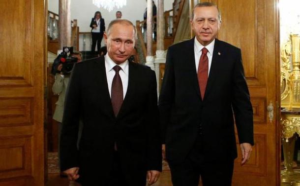 Russian President Vladimir Putin and his Turkish counterpart Tayyip Erdogan arrive for a joint news conference following their meeting in Istanbul, Turkey, October 10, 2016. REUTERS/Osman Orsal