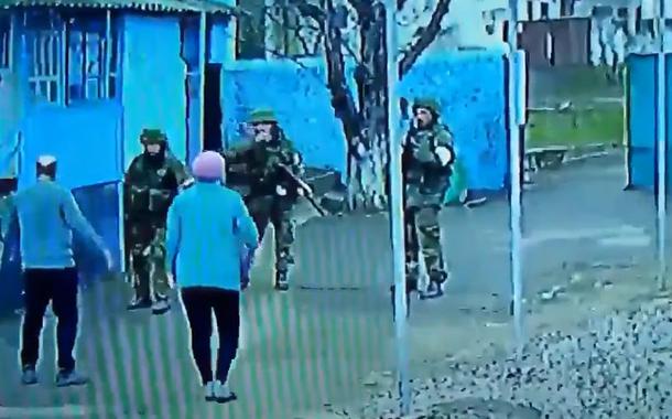 Idosos e soldados russos discutindo na província ucraniana de Mykolayiv Oblast