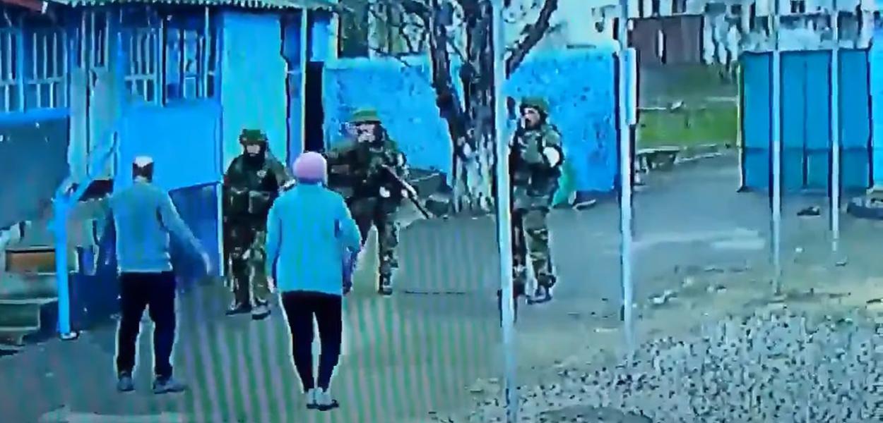 Idosos e soldados russos discutindo na província ucraniana de Mykolayiv Oblast