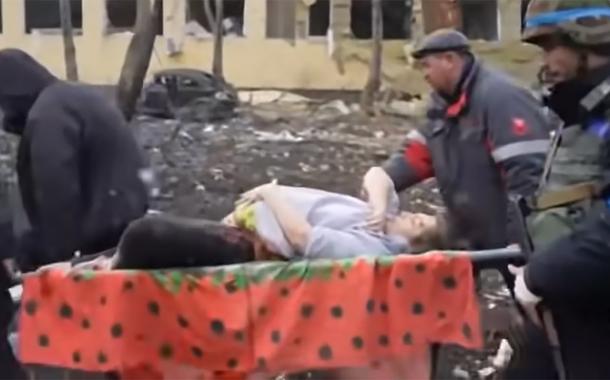 Grávida retirada de hospital bombardeado