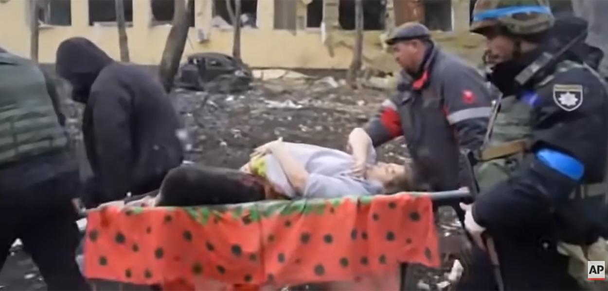 Grávida retirada de hospital bombardeado