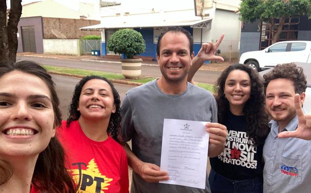 Jovens do PT filiam o professor Juliano em Pedrinhas Paulista