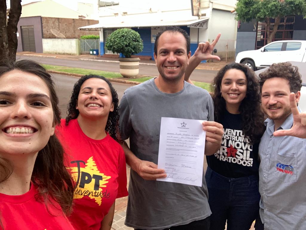 Jovens do PT filiam o professor Juliano em Pedrinhas Paulista