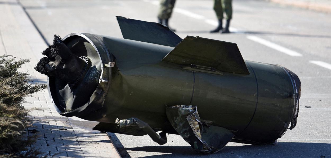 Fragmento de míssil em rua de Donetsk, em área controlada por separatistas na Ucrânia