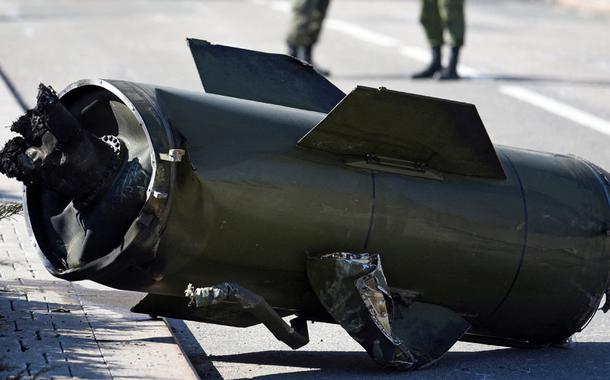 Fragmento de míssil em rua de Donetsk, em área controlada por separatistas na Ucrânia