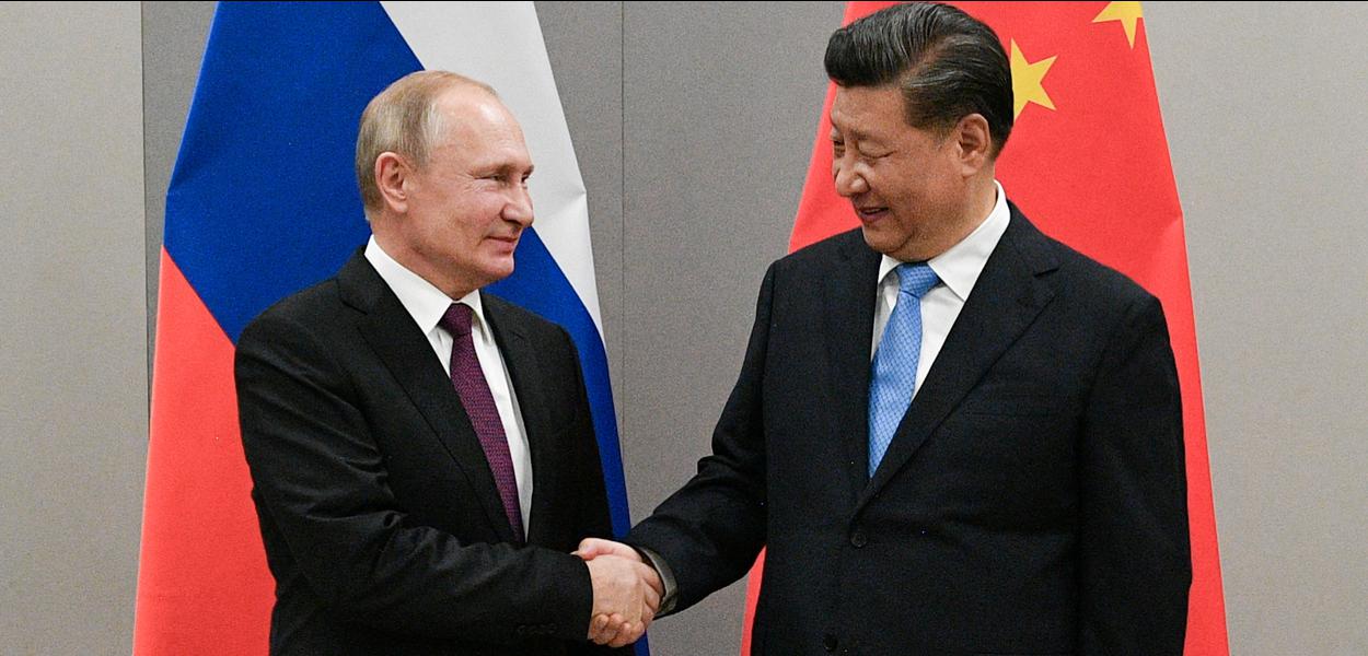 Presidentes da Rússia, Vladimir Putin, e da China, Xi Jinping