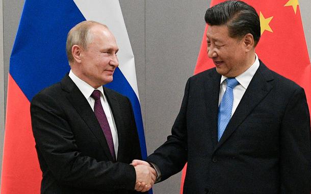 Presidentes da Rússia, Vladimir Putin, e da China, Xi Jinping