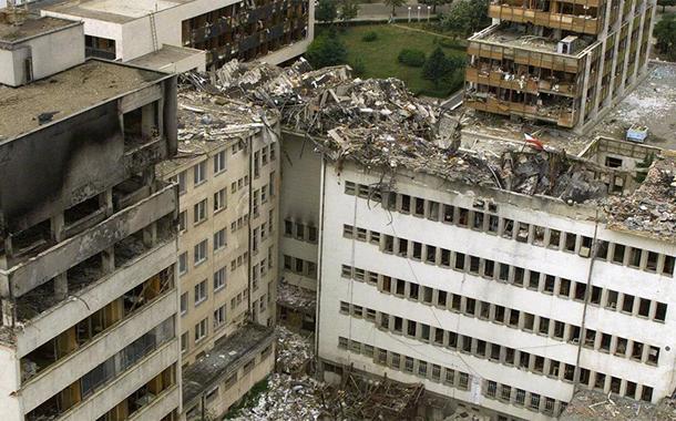 Imagem da Estação dos correios central de Pristina destruída pela OTAN, Iugoslávia, 15 de junho de 1999