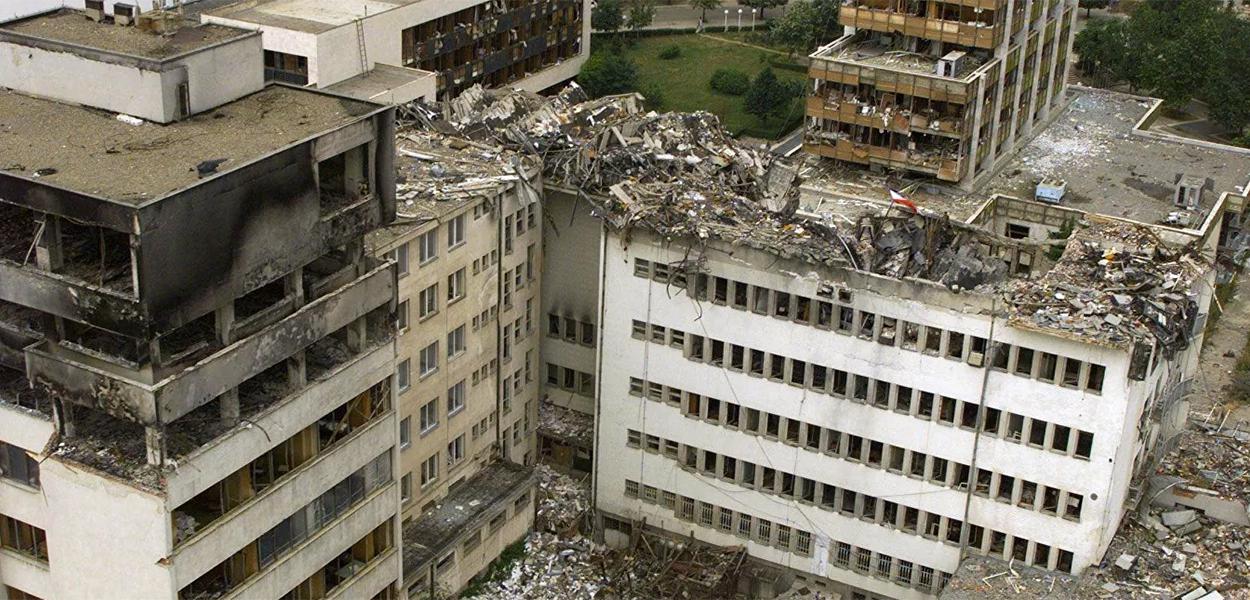 Imagem da Estação dos correios central de Pristina destruída pela OTAN, Iugoslávia, 15 de junho de 1999