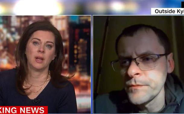 Jornalista Erin Burnett e o ucraniano Serhiy Perebyinis