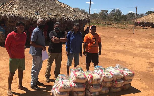 Jussielson, coordenador regional da Funai [ao centro de camisa preta], com líderes Xavante da TI Pimentel Barbosa