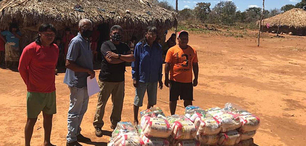 Jussielson, coordenador regional da Funai [ao centro de camisa preta], com líderes Xavante da TI Pimentel Barbosa