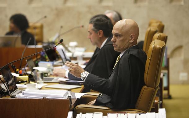Alexandre de Moraes e, ao fundo, Luís Roberto Barroso