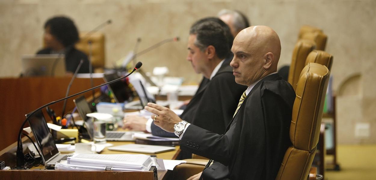 Alexandre de Moraes e, ao fundo, Luís Roberto Barroso