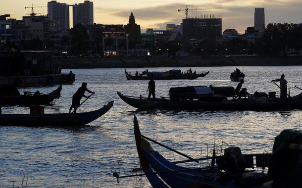 Barcos de pesca são vistos no rio Tonle Sap em Phnom Penh, Camboja, 12 de agosto de 2021