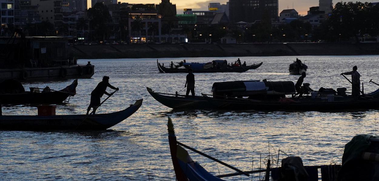 Barcos de pesca são vistos no rio Tonle Sap em Phnom Penh, Camboja, 12 de agosto de 2021