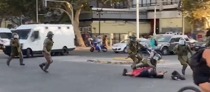 Mais de 30 carros de polícia, incluindo lançadores de água, lançadores de gás e vans institucionais reprimiram os manifestantes na Plaza Dignidad