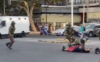 Mais de 30 carros de polícia, incluindo lançadores de água, lançadores de gás e vans institucionais reprimiram os manifestantes na Plaza Dignidad