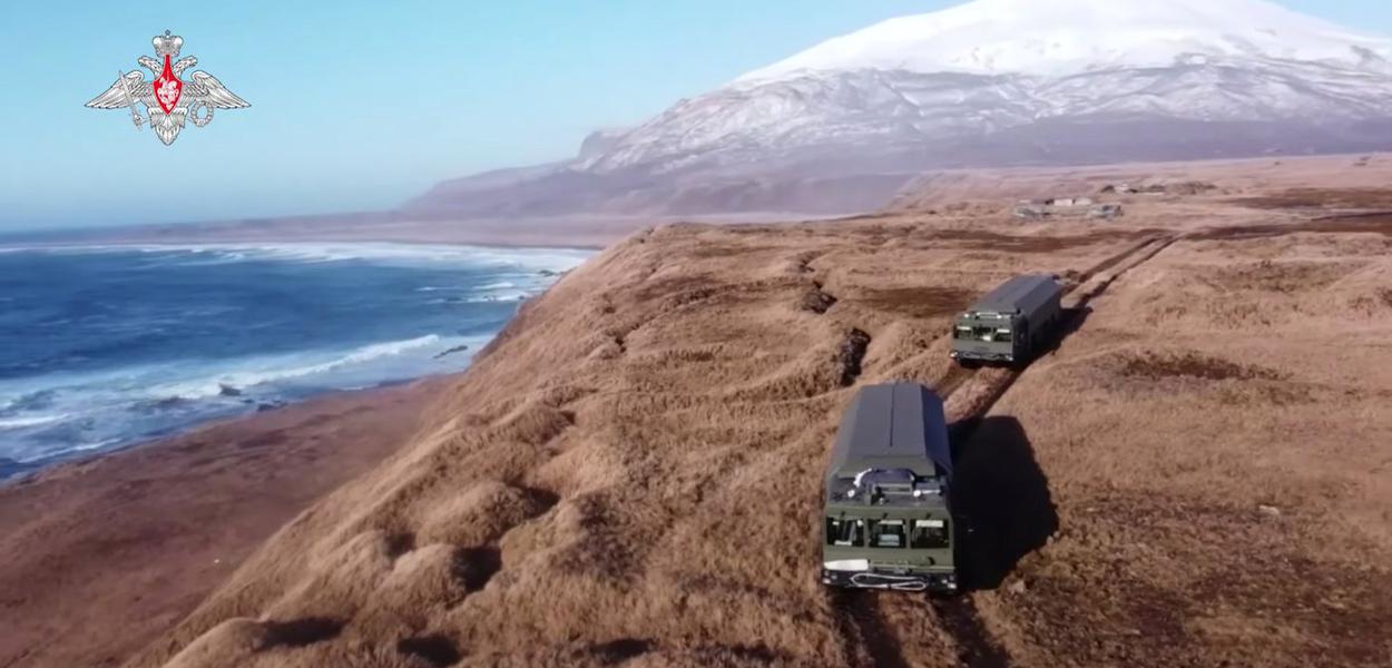 Portadores do sistema de defesa antimísseis Bastion da Rússia dirigem na remota ilha de Matua, que faz parte da cadeia de ilhas Curilas