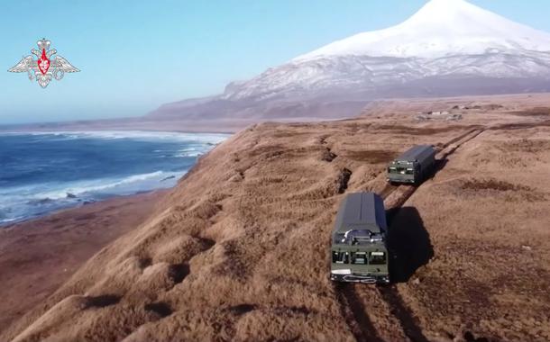 Portadores do sistema de defesa antimísseis Bastion da Rússia dirigem na remota ilha de Matua, que faz parte da cadeia de ilhas Curilas