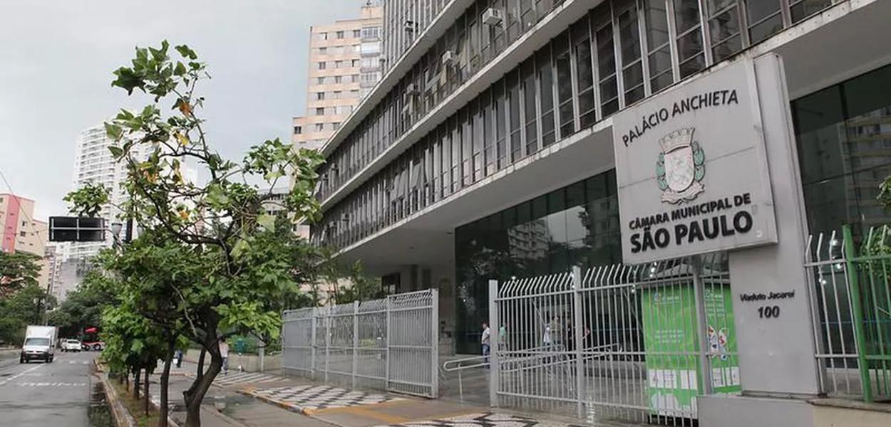 Movimento na Rua 25 de Marco