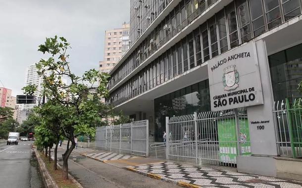 Movimento na Rua 25 de Marco