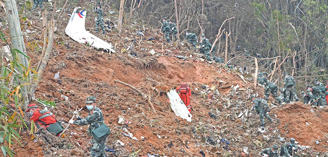 Equipes de resgate procuram por caixa-preta de Boeing da China Eastern Airlines que caiu em Wuzhou, na China 22/03/2022