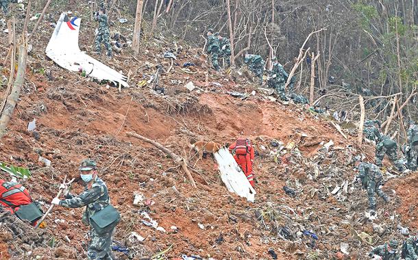 Equipes de resgate procuram por caixa-preta de Boeing da China Eastern Airlines que caiu em Wuzhou, na China 22/03/2022