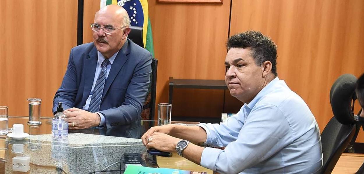 O ministro da Educação, Milton Ribeiro, com o pastor Arilton Moura