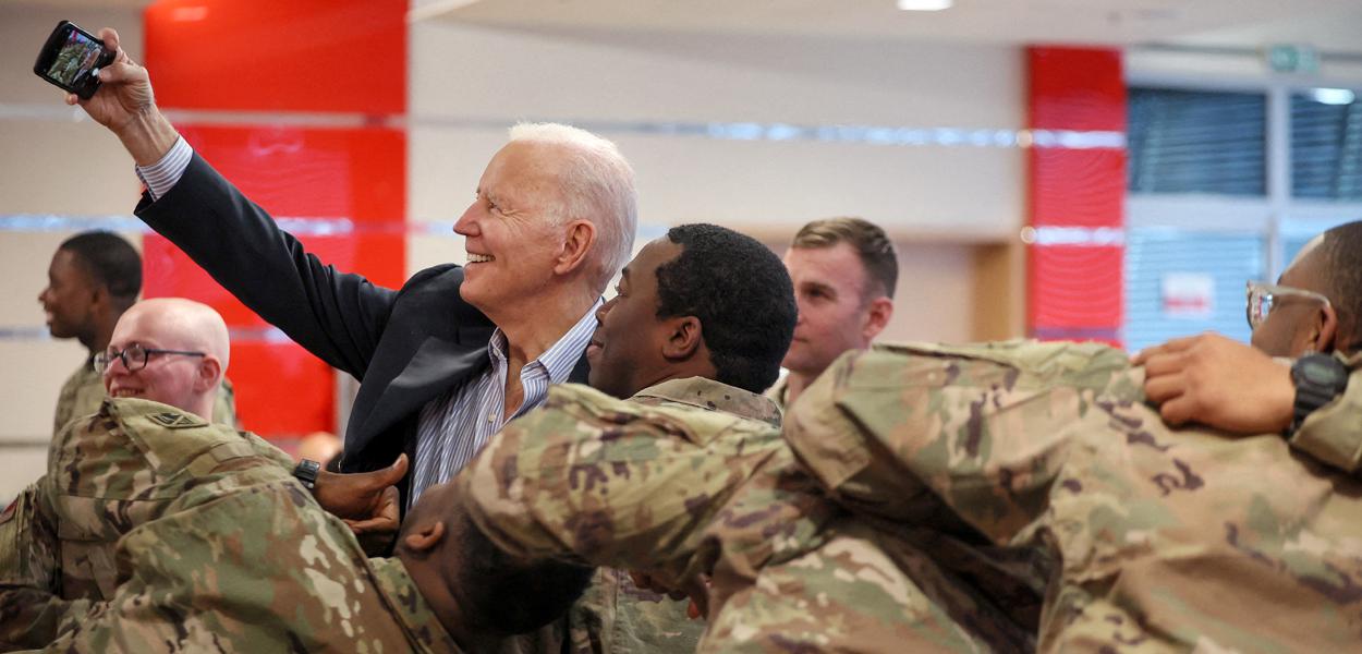 Presidente dos EUA, Joe Biden, tira selfie com soldados norte-americanos na Polônia