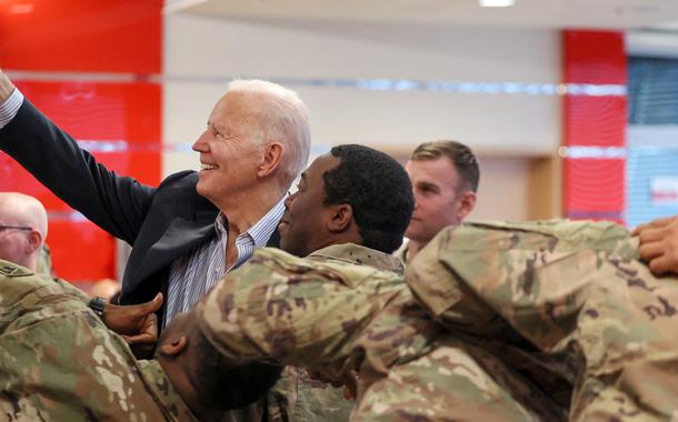Presidente dos EUA, Joe Biden, tira selfie com soldados norte-americanos na Polônia