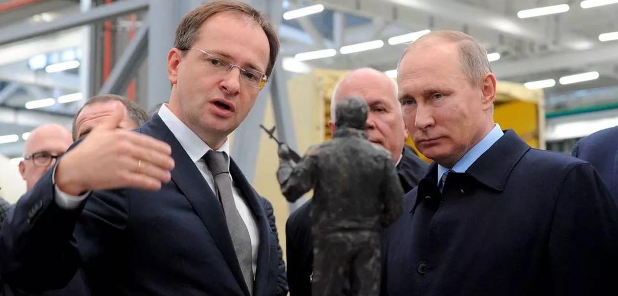 Vladimir Medinsky ao lado de Vladimir Putin