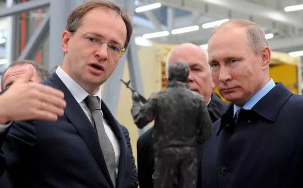 Vladimir Medinsky ao lado de Vladimir Putin