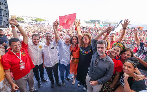 Lula com lideranças políticas no Festival Vermelho