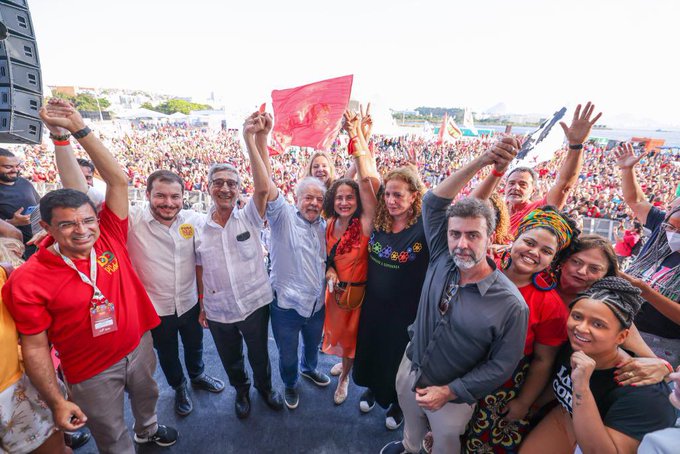 Lula com lideranças políticas no Festival Vermelho