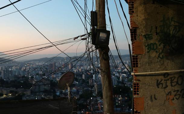 Cabos são retratados em um subúrbio do Rio