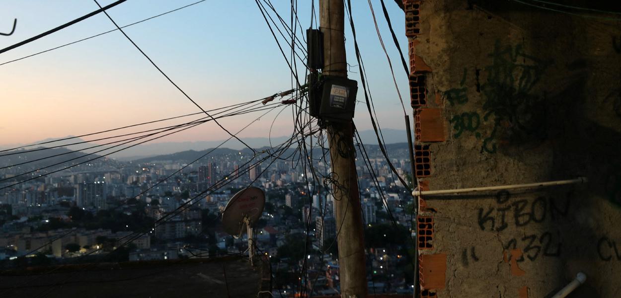 Cabos são retratados em um subúrbio do Rio