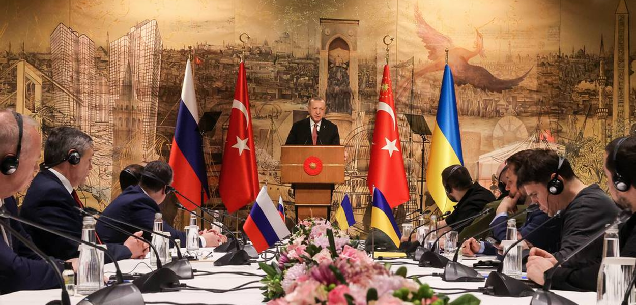 Delegações da Rússia e da Ucrânia se reúnem em Istambul